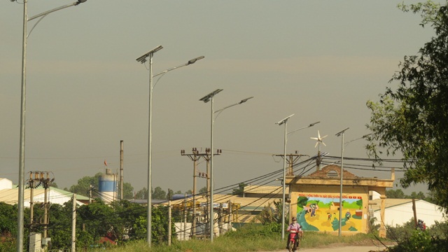 Người dân Phú Xuyên thụ hưởng điện chiếu sáng từ năng lượng mặt trời - Ảnh 3