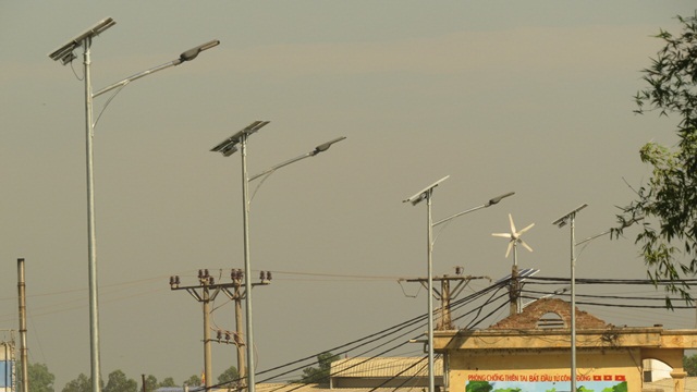 Người dân Phú Xuyên thụ hưởng điện chiếu sáng từ năng lượng mặt trời - Ảnh 1