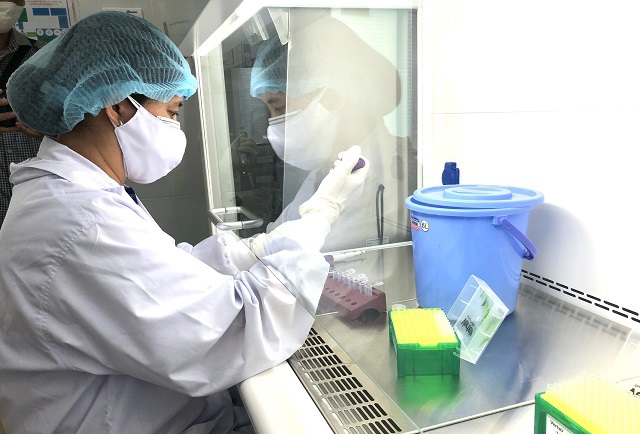 Bệnh viện Đa khoa Quảng Ngãi đủ điều kiện thực hiện xét nghiệm SARS-CoV-2 - Ảnh 1