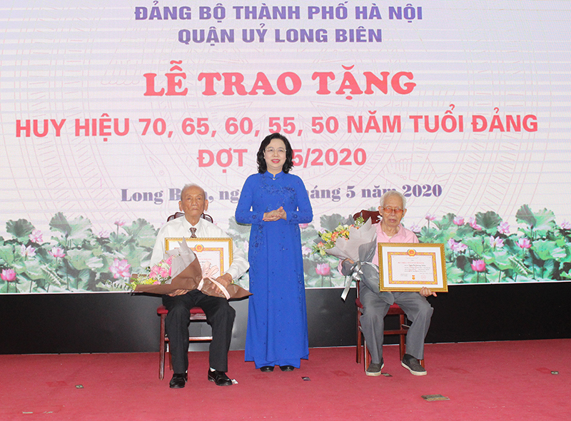 Phó Bí thư Thường trực Thành ủy trao Huy hiệu Đảng tại quận Long Biên - Ảnh 1