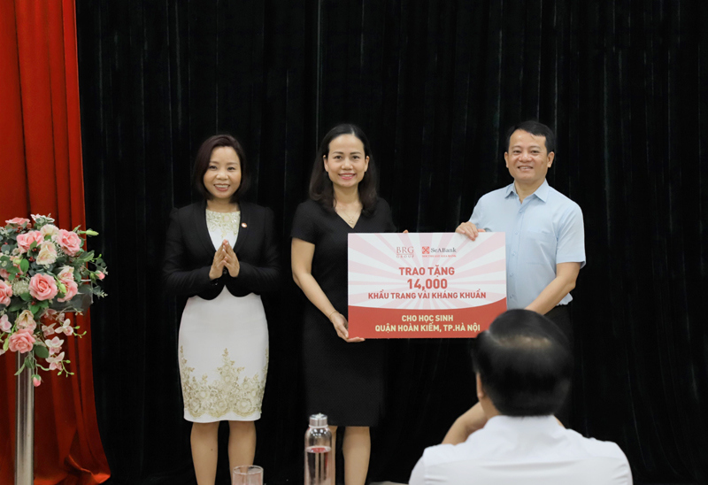 Tập đoàn BRG tặng hơn 74.000 khẩu trang vải kháng khuẩn cho học sinh Hà Nội - Ảnh 1