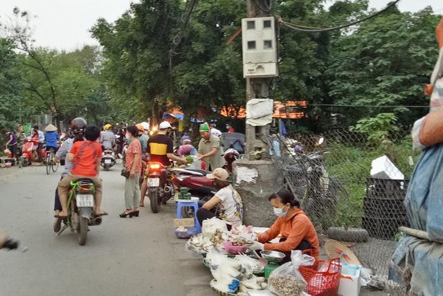 Tại phường Đại Mỗ, quận Nam Từ Liêm: Chợ họp tràn ra đường trong thời điểm cách ly xã hội - Ảnh 3