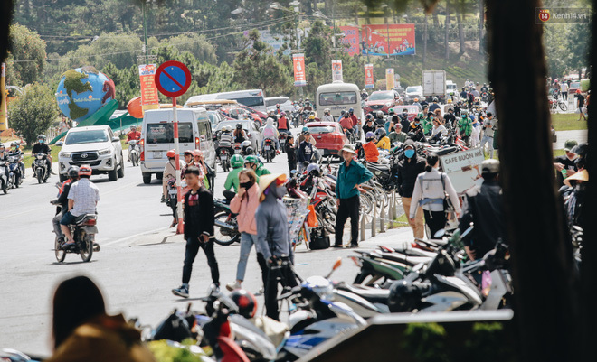 Hàng nghìn khách chen chúc ở Sầm Sơn, Hạ Long không bóng người trong ngày 30/4 - Ảnh 14