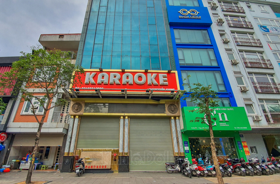 Lén lút hoạt động, quán karaoke tại Hà Nội phụ thu thêm 600.000 đồng phí dịch vụ mùa dịch của khách - Ảnh 2