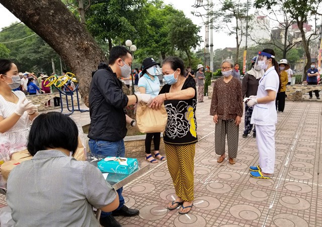 Quận Thanh Xuân hỗ trợ 3.745 người bị ảnh hưởng do dịch Covid-19 - Ảnh 2