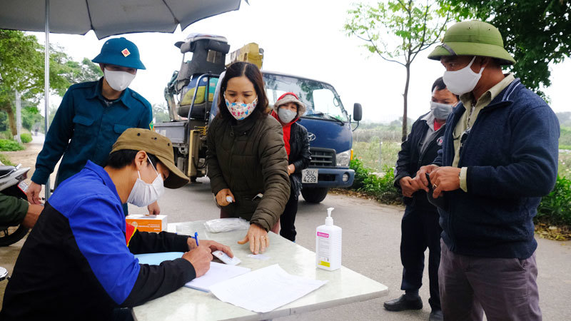 Chốt kiểm soát y tế tự nguyện tại huyện Mê Linh: Khi người dân đồng lòng chống dịch - Ảnh 1