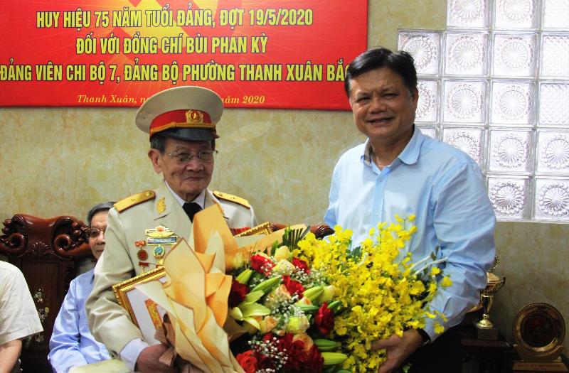 Trao Huy hiệu Đảng cho các đảng viên lão thành quận Thanh Xuân - Ảnh 1