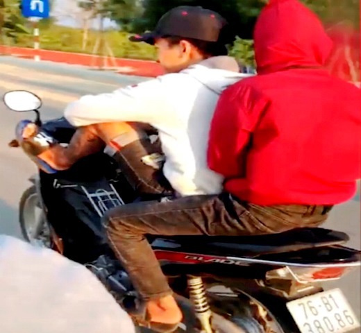 Lái xe máy bằng chân, nam thanh niên nhận cái kết đắng - Ảnh 1
