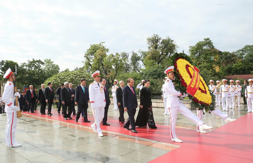 Lãnh đạo Đảng, Nhà nước, TP Hà Nội vào Lăng viếng Chủ tịch Hồ Chí Minh - Ảnh 2