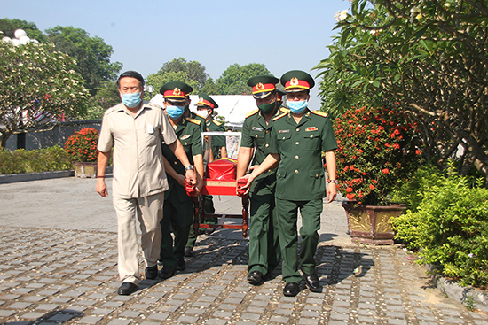 Quảng Trị: Truy điệu và an táng hài cốt liệt sĩ hy sinh tại Lào - Ảnh 2