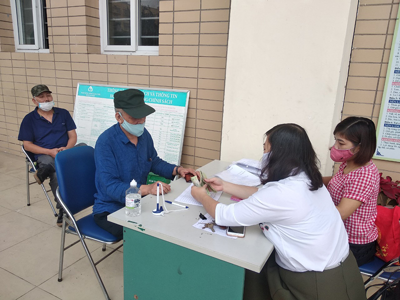 Trao tiền hỗ trợ Covid-19 đến tận tay người dân quận Ba Đình, Hà Nội - Ảnh 3