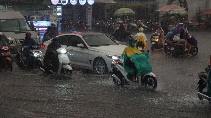 TP Hồ Chí Minh: Mưa lớn trên diện rộng lúc tan tầm, một số tuyến đường bị ùn ứ - Ảnh 1