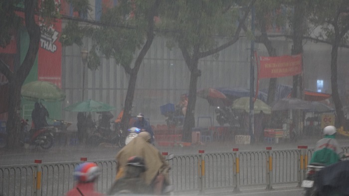 TP Hồ Chí Minh: Mưa lớn trên diện rộng lúc tan tầm, một số tuyến đường bị ùn ứ - Ảnh 3
