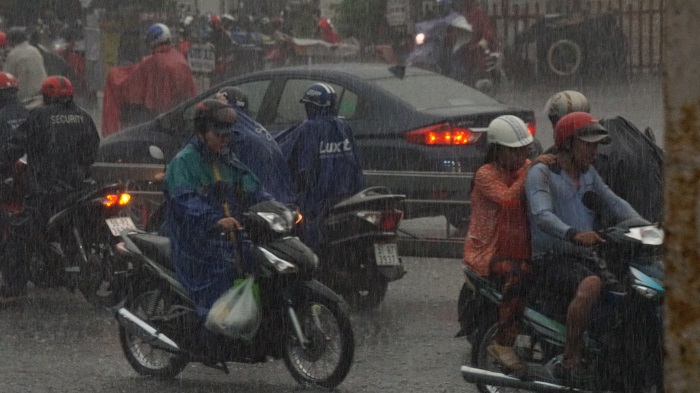TP Hồ Chí Minh: Mưa lớn trên diện rộng lúc tan tầm, một số tuyến đường bị ùn ứ - Ảnh 2