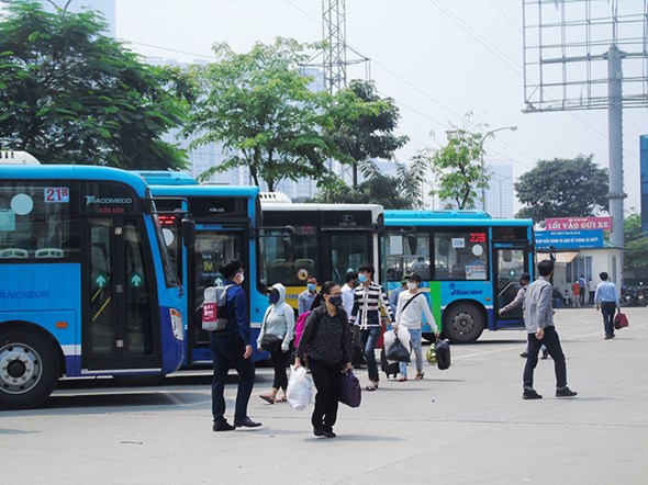 Hà Nội: Người dân về quê nghỉ lễ, bến xe thông thoáng, áp lực giao thông tăng nhẹ - Ảnh 10