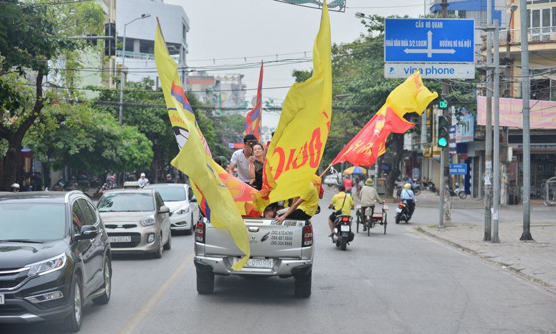 [Ảnh] Người hâm mộ Nam Định diễu hành trước trận đấu với HAGL - Ảnh 2