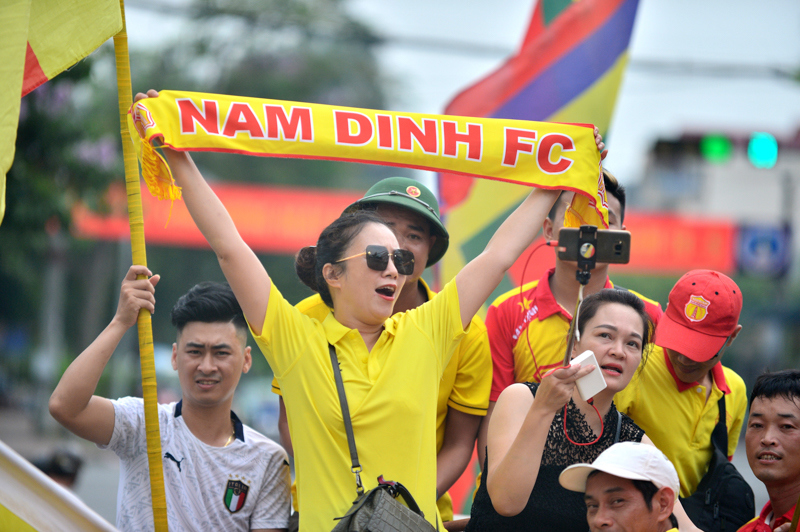 [Ảnh] Người hâm mộ Nam Định diễu hành trước trận đấu với HAGL - Ảnh 10