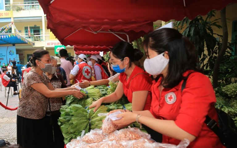 Hàng trăm suất quà đến tay người nghèo tại Chợ Nhân đạo - Ảnh 1
