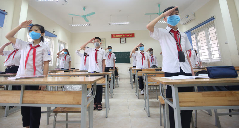 Ngày đầu tiên học sinh Hà Nội tới trường: Tuân thủ nghiêm quy định phòng dịch - Ảnh 1