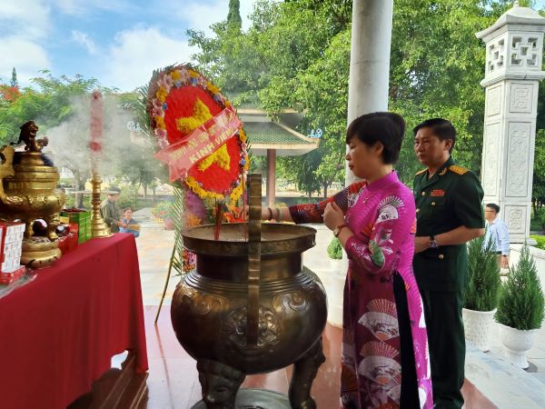 Đoàn đại biểu TP Hà Nội thăm viếng Nghĩa trang liệt sỹ Tân Biên - Ảnh 3