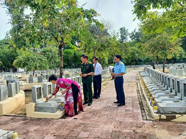 Đoàn đại biểu TP Hà Nội thăm viếng Nghĩa trang liệt sỹ Tân Biên - Ảnh 4