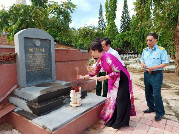 Đoàn đại biểu TP Hà Nội thăm viếng Nghĩa trang liệt sỹ Tân Biên - Ảnh 5