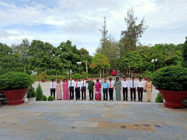 Đoàn đại biểu TP Hà Nội thăm viếng Nghĩa trang liệt sỹ Tân Biên - Ảnh 1