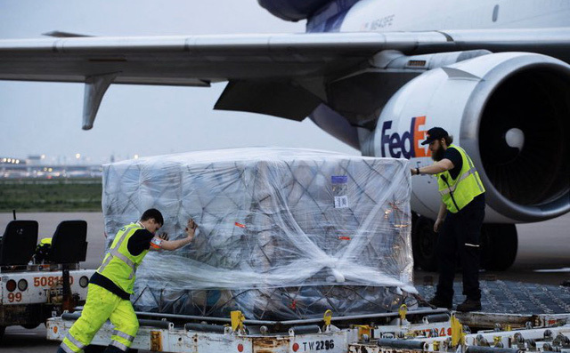 Ngoại trưởng Mỹ cảm ơn Việt Nam hỗ trợ vận chuyển 2,2 triệu bộ đồ bảo hộ chống dịch Covid-19 - Ảnh 1