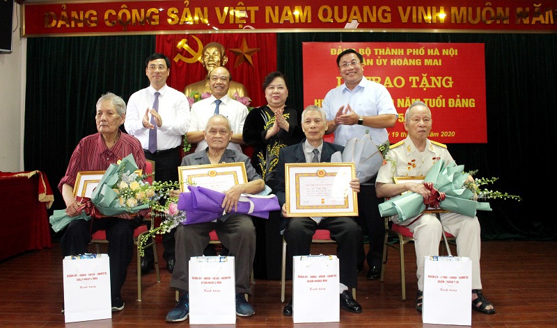 Phó Bí thư Thành ủy Nguyễn Thị Bích Ngọc trao Huy hiệu Đảng tại quận Hoàng Mai - Ảnh 2