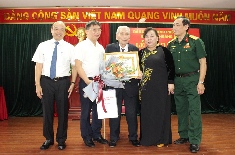 Phó Bí thư Thành ủy Nguyễn Thị Bích Ngọc trao Huy hiệu Đảng tại quận Hoàng Mai - Ảnh 1