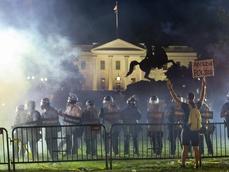 Bạo loạn tại Mỹ: Ông Trump cảnh báo huy động hàng nghìn binh sĩ trấn áp người biểu tình quá khích - Ảnh 2
