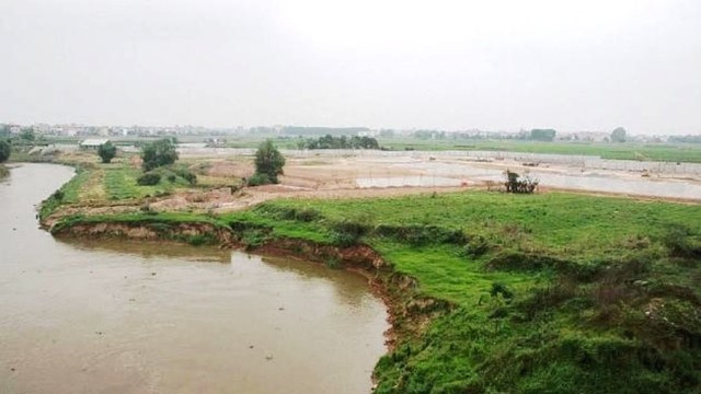 Hà Nội công bố tình trạng khẩn cấp sạt lở bờ hữu sông Cà Lồ - Ảnh 1