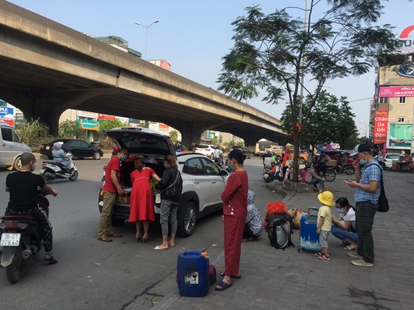 Hà Nội: Người dân về quê nghỉ lễ, bến xe thông thoáng, áp lực giao thông tăng nhẹ - Ảnh 5