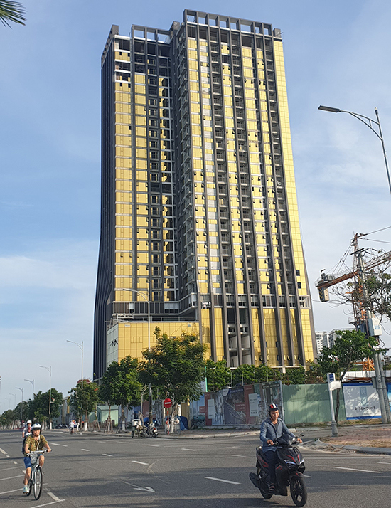 Cao ốc ốp kính vàng phản quang ở Đà Nẵng: Chính quyền nói sai, chủ đầu tư khẳng định đúng - Ảnh 1