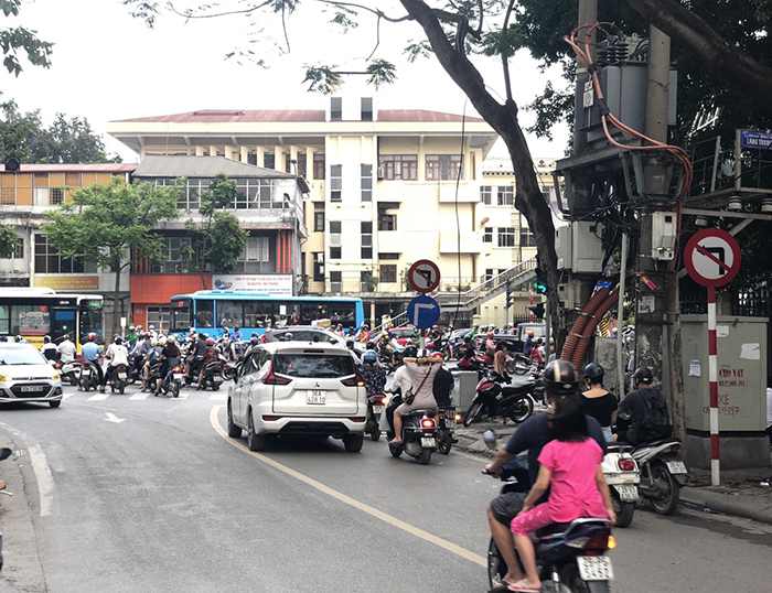 [Điểm nóng giao thông] Biển cấm có như không tại nút giao Chùa Láng - Nguyễn Chí Thanh - Ảnh 1