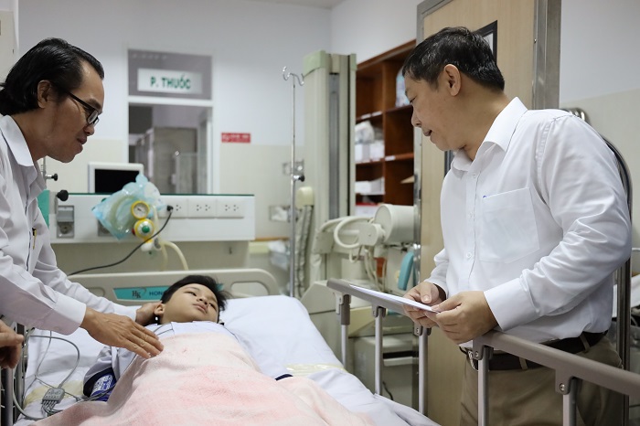 Lãnh đạo TP Hồ Chí Minh thăm hỏi, động viên gia đình học sinh tử vong vụ cây đổ - Ảnh 2