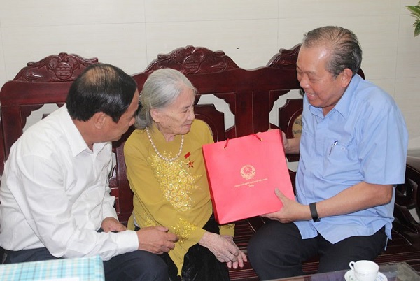 Phó Thủ tướng Thường trực Chính phủ Trương Hòa Bình thăm hỏi các gia đình có công - Ảnh 1