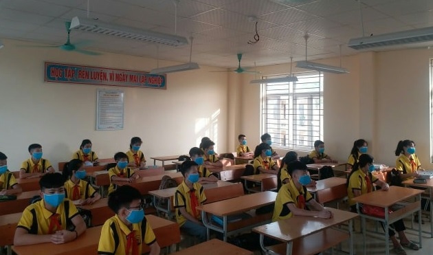 [Ảnh] Toàn cảnh ngày đầu trở lại trường của học sinh Hà Nội - Ảnh 52