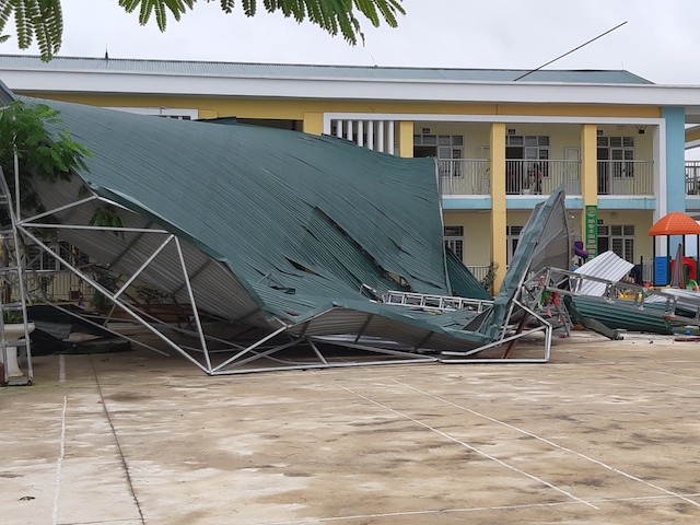 Huyện Quốc Oai: 182 nhà dân bị hư hỏng do dông lốc, mưa đá - Ảnh 1
