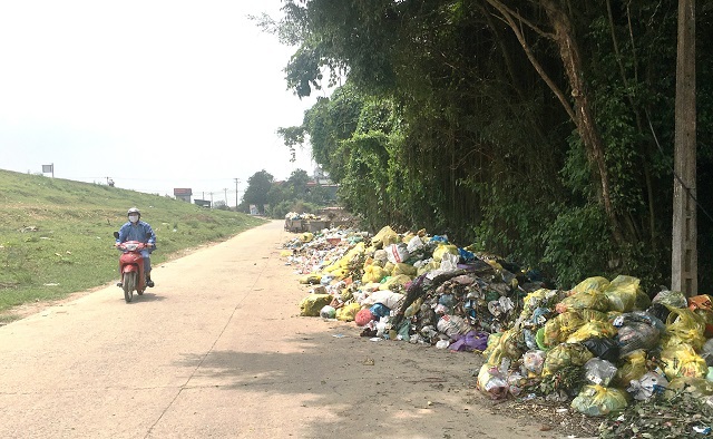 Huyện Mê Linh: Rác thải ùn ứ vì chậm thu gom - Ảnh 1