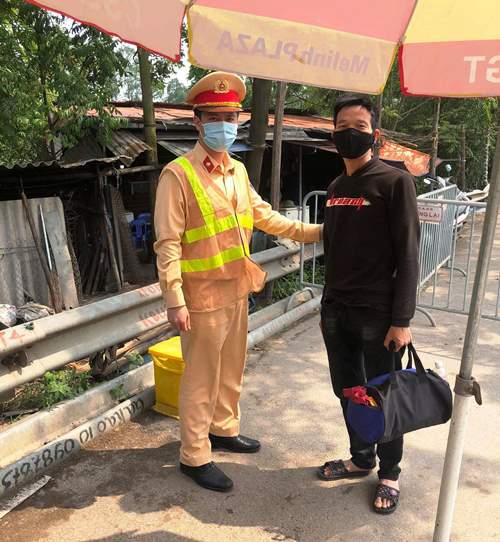 Ngất bên đường, nam thanh niên được CSGT Hà Nội giúp đỡ về quê - Ảnh 1