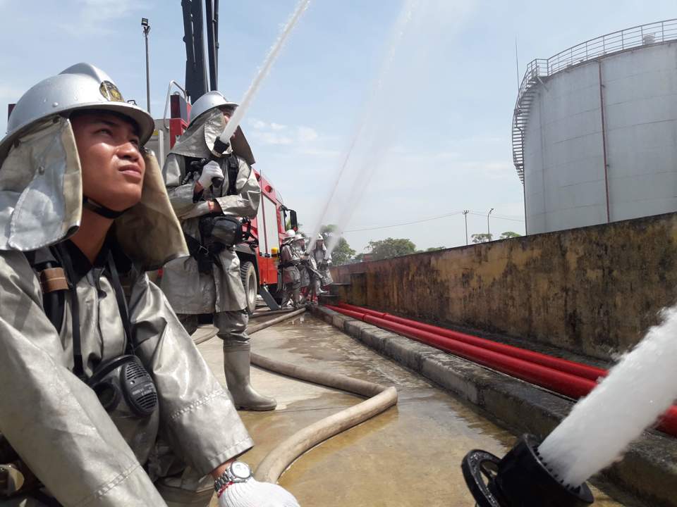 Hà Nội: Cháy giả định bồn chứa xăng 1000m3, cảnh sát nhanh chóng khống chế - Ảnh 4