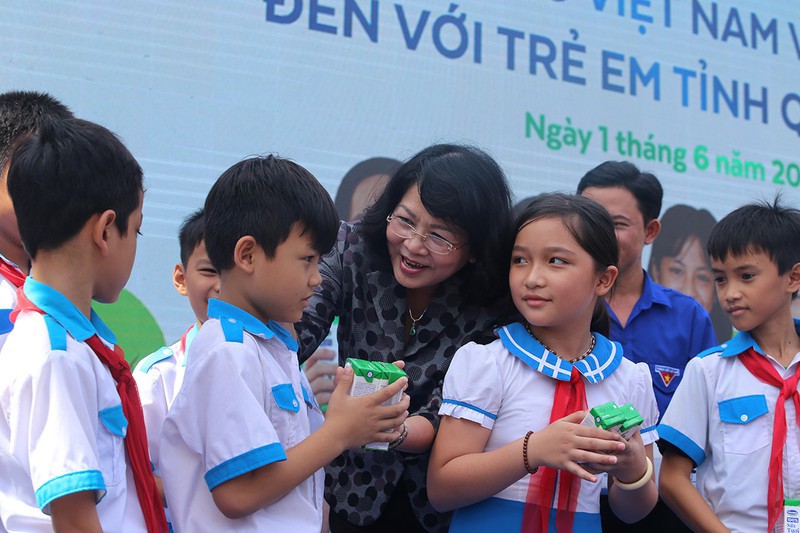 34.000 trẻ em Quảng Nam đón nhận niềm vui uống sữa từ Vinamilk trong ngày 1/6 - Ảnh 2