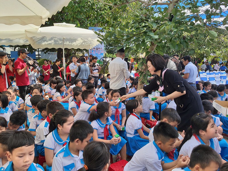34.000 trẻ em Quảng Nam đón nhận niềm vui uống sữa từ Vinamilk trong ngày 1/6 - Ảnh 3