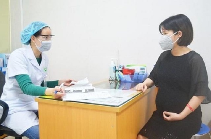 Các bệnh viện tại Hà Nội tăng cường giãn cách chống lây nhiễm Covid-19 - Ảnh 1