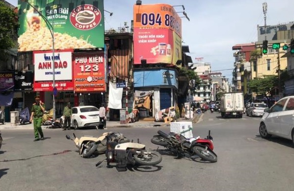Hà Nội: Xe sang Mercedes tông 4 xe máy khiến 2 người nhập viện - Ảnh 1