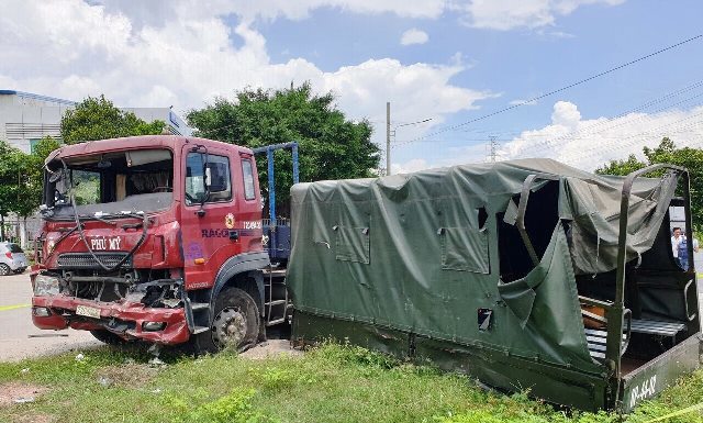Tai nạn kinh hoàng giữa xe đầu kéo và xe quân đội khiến 7 người thương vong - Ảnh 2