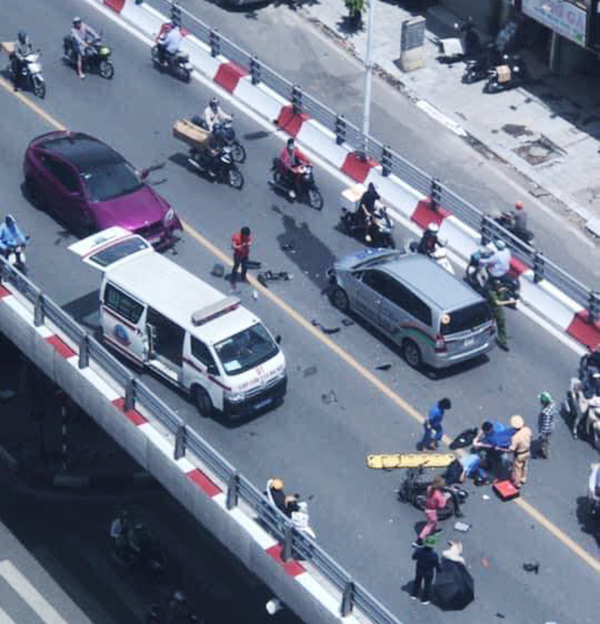 Hà Nội: Xe máy vượt ẩu, đấu đầu ô tô trên cầu vượt Trần Khát Chân - Ảnh 2