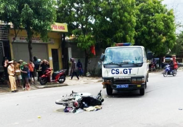 Nghệ An: Va chạm với ô tô của cảnh sát giao thông, 2 mẹ con đi xe máy nguy kịch - Ảnh 1