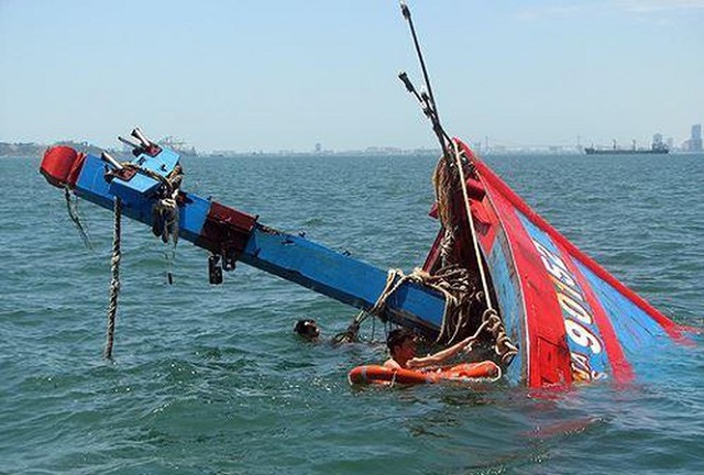 Quảng Ngãi: Cứu kịp thời 3 ngư dân bị chìm tàu trên biển - Ảnh 1
